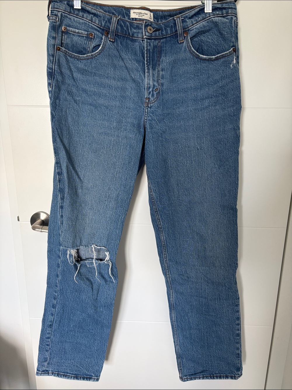 Abercrombie & Fitch Mid-Rise The '90s Straight Blue Jeans